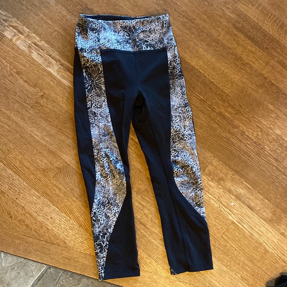 Lululemon Capri leggings patterned size 4 barely worn